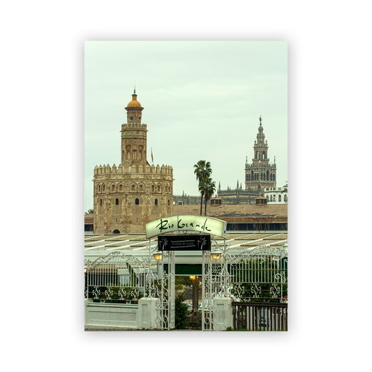 Sevilla ciudad, torre del oro y giralda.